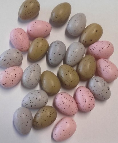 jajka plastikowe, jajka pastelowe, jajka w plamki, jajka przepiórcze.jpg